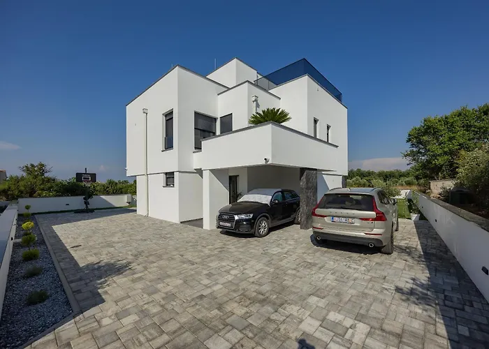 Elena Villa